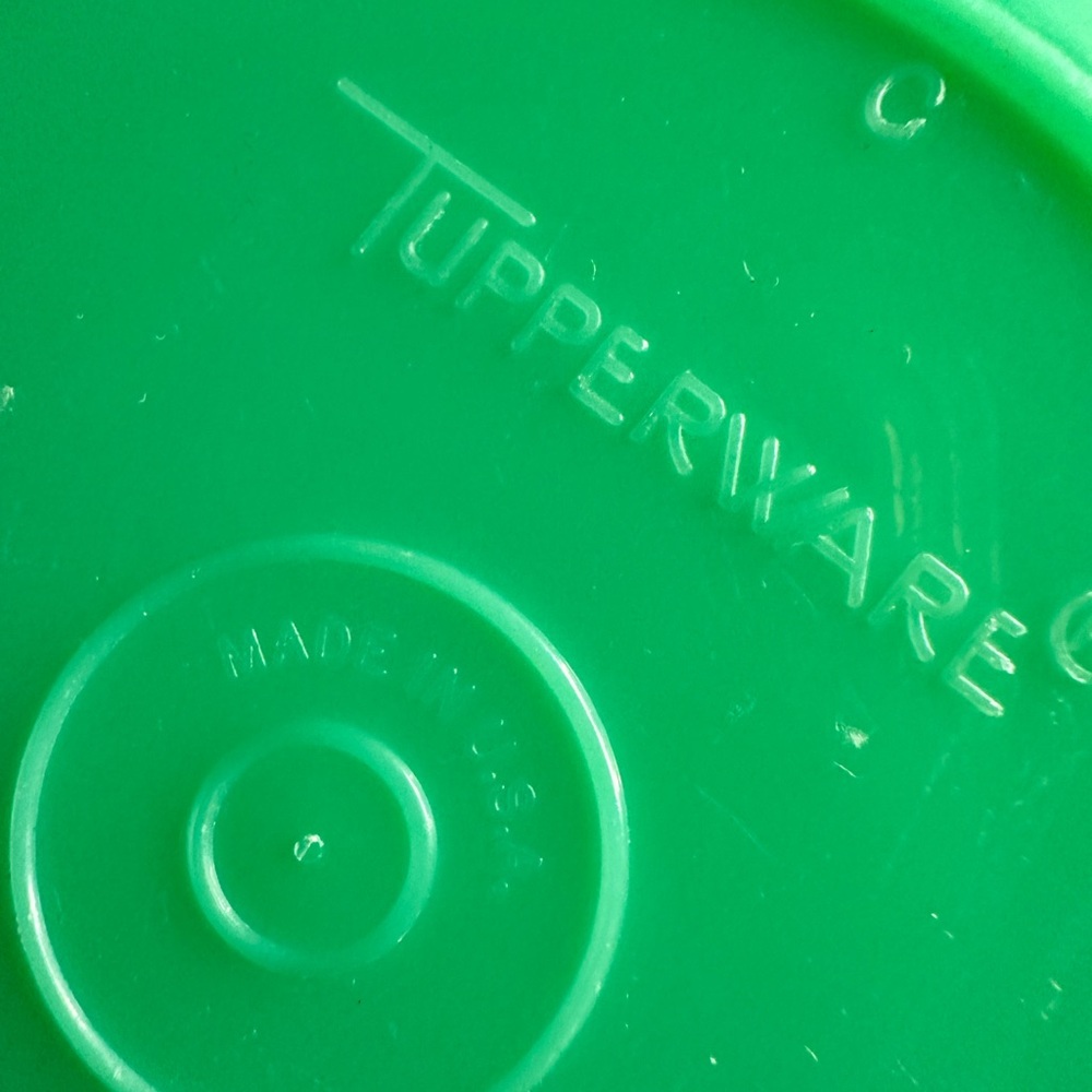 Vintage Tupperware green cereal bowl with lid - Picture 3 of 7